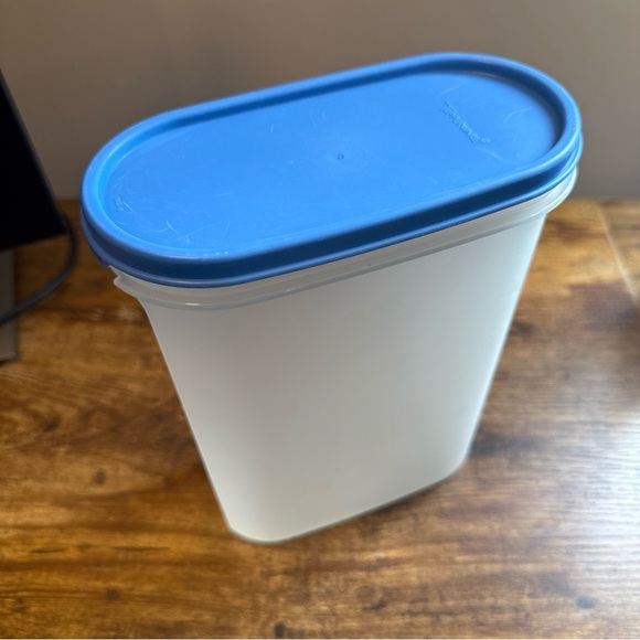 Tupperware Modular Mate Oval #4  9.75 Cup #1614-4. Blue Top. 1616-9. GUC. - Picture 1 of 3